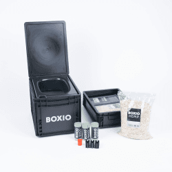 BOXIO Toilet MAX+ Komplettset, Mobile Trenntoilette, kompakte Campingtoilette 40x30x28 cm, inkl. Toilet UP Sitzerhöhung, Plug, 3x Bags, 2x Hanfstreu, 6 Clips schwarz