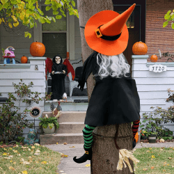 Halloween Deko Outdoor, 135CM Hängende Hexe Halloween Dekoration, Hexe Kracht Gegen Baum Ideale Party Deko für Halloween, Lustige Halloween Hexe für Indoor Outdoor,Hof,Garten Dekoration 135cm Höhe