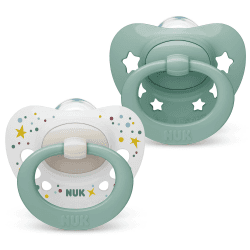 NUK Signature Babyschnuller | 0−6 Monate | Beruhigt 95 % der Babys | BPA-freie Silikonschnuller in Herzform | Mit Etui | Grüne Sterne | 2 Stück 0-6m Standard Grün