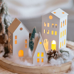 Sziqiqi Mini Lichthaus Kerzenhalter für Weihnachten, Kerzenständer Laterne mit LED-Kerzen Dekorative Teelichthaus Metall Windlicht Set von 3 für Fensterbank Mantel Kamin, Weiß Stil 1 Weiß
