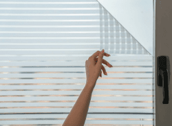 MARAPON® Fensterfolie mit Streifenmuster [60x200 cm] inkl. eBook mit Profitipps - Sichtschutzfolie Fenster mit statischer Haftung - Milchglasfolie - Fensterbilder selbsthaftend Blickdicht Streifen 60 x 200 cm