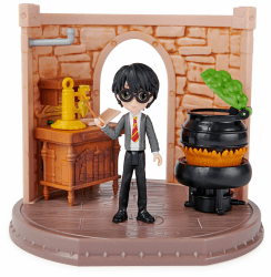 Wizarding World Harry Potter - Hogwarts Zaubertränke Klassenzimmer Spielset mit exklusiver Harry Potter Sammelfigur, Spielzeug für Kinder ab 5 Jahren, Fanartikel Spielset mit Harry