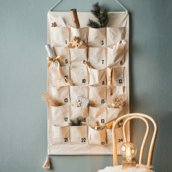 BUTLERS Weihnachtskalender zum Befüllen 2024 Adventskalender aus Stoff zum Aufhängen | XXL wiederverwendbarer Wandadventskalender große Taschen Holzleiste | Wandkalender für Weihnachtsdekoration Natur