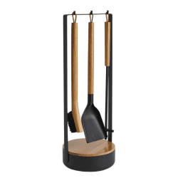 Morsø Adrian Kaminbesteck - das Original, hochwertige Designer-Kamingarnitur, 4-teiliges Kamin Set mit Schaufel, Besen und Feuerhaken & Ständer, schwarz/Holz natur