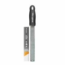Microplane Zester Küchenreibe in Schwarz für Zitrusfrüchte, Hartkäse, Ingwer, Schokolade & Muskatnuss mit feiner Edelstahlklinge - Made in USA ca. 325 x 35 x 30 mm Schwarz