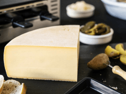 RACLETTE KÄSE: Schweizer Raclettekäse 'RACLETTE SWISS' als 1/4 (viertel) Käse Laib 1,1 kg - VAKUUMVERPACKT - Laktosefrei - Vegetarisches Lab - Aus bester Sommermilch 1.2 kg (1er Pack)