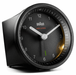 Klassischer analoger Funkwecker von Braun für die Mitteleuropäische Zeitzone (MEZ/GMT+1) mit Schlummerfunktion und Licht, ruhigem Uhrwerk, Crescendo-Alarm in Schwarz, Modell BC07B-DCF