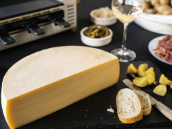 RACLETTE KÄSE : Schweizer Raclettekäse 'RACLETTE SWISS' als 1/2 (halber) Käse Laib 2,3 kg - VAKUUMVERPACKT - Laktosefrei - Vegetarisches Lab - Aus bester Sommermilch 2.4 kg (1er Pack)