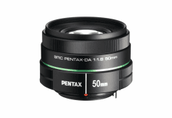 smc 22177 PENTAX-DA 50mmF1.8 Mittleres Teleobjektiv (Brennweite 76,5 mm (entspricht 35 mm-Format) Heller offener F-Wert und runde Irisblende Schönes Bokeh Geeignet für Porträts, Schnappschüsse Leicht)