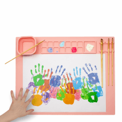 WEDO Malmatte aus Silikon für Papier bis DIN A3 - Mischfelder, Pinselhalter & Faltbarer Becher, rutschfest & zusammenfaltbar, Farbe rosa, Größe ca. 50,5 x 40,3 x 0,8 cm