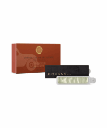 RITUALS Auto Lufterfrischer in Suede Vanilla – Luxus Auto Parfüm aus der Private Collection – Hält Ihr Auto monatelang frisch – Passt in jedes Auto mit wiederverwendbarem Holzhalter – 2 x 3g