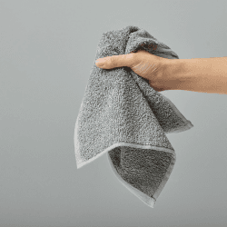 Amazon Basics – Gesichtshandtücher für Badezimmer, 100 % Baumwolle, besonders saugfähiger Waschlappen, schnelltrocknend, Handtücher für Beautysalon, 30 x 30 cm, Grau, 24er-Pack Grau 24 er-Pack