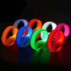 AUAUY 8 Stück LED Leuchtarmbänder Blinkende Armbänder in der Dunkelheit, Armreif für Kinder Erwachsene, Beleuchtendes Spielzeug für Geburtstagsparty Geschenke, Hochzeit, Raves, Konzert, Camping 8 Armband