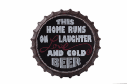 Wandschild Blechschild Kronkorken Ø 35,5 cm Blechschild für den Bier-Trinker Wanddeko Schriftzug Schild Wand Dekorschild Homedeko Geschenkidee und Geburtstags-Geschenk - beste Freundin(This Home runns on laughters and cold beer)