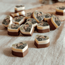Pralinen mit Foto in Geschenkbox – Valentinstag Schokolade für Ihn & Sie, Personalisierte Herzform Pralinen mit deinem Lieblingsfoto (24 Stück)