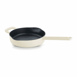Fissler Moments Collection / Emaillierte Gusseisen-Pfanne (Ø 24 cm) antihaftend, hoher Rand, mit Ausgießern, Aufhänge-Öse, PFAS/PTFE-frei, Induktion – Elfenbeinweiß