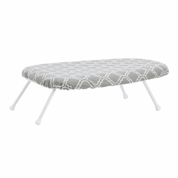 Amazon Basics Tisch-Bügelbrett mit klappbaren Beinen Spalier Abnehmbarer Bezug, Rankgitter, Chevron, 60 x 36 x 18 cm