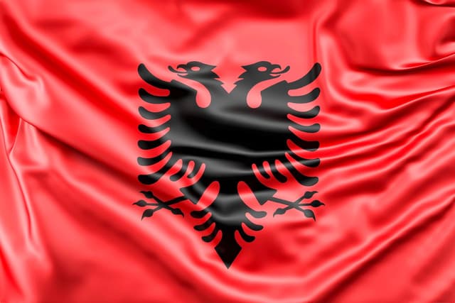Albanische Fahne | Hochwertige Albanien Flagge 90x150cm | Strapazierfähiges Polyester & Metallösen 🇦🇱