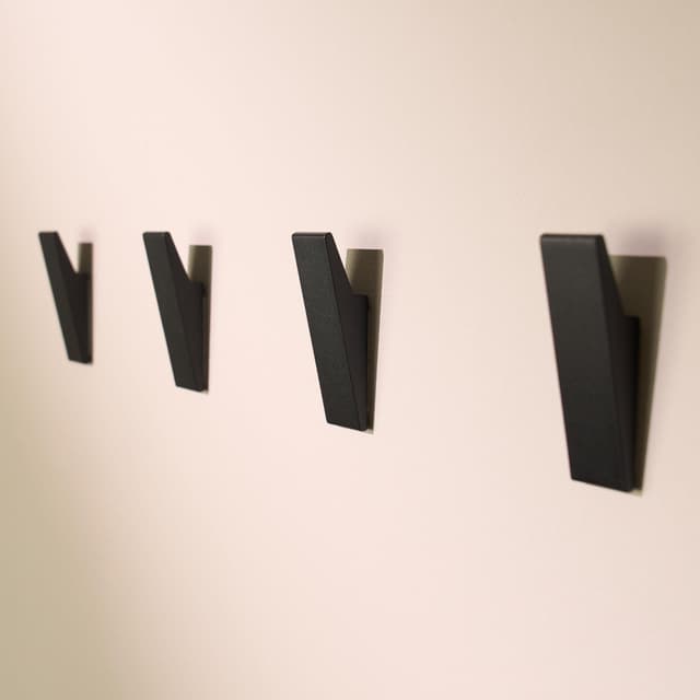 Designfabrik Hamburg Klebehaken Extra Stark | Haken Selbstklebend | Wandhaken | Handtuchhalter Ohne Bohren | Haken für Küche und Bad | 4 Stück | Handtuchhalter Schwarz | Modernes Design 🛠️