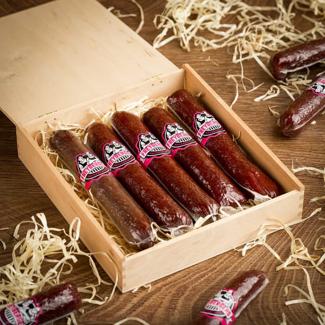 🎁 Salami Wurst Sticks in Holzkiste vom Metzgerweltmeister Freyberger - Geschenkidee