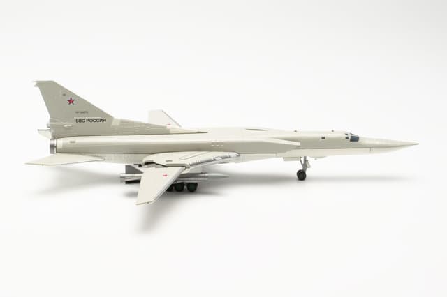 Herpa 572156 Modellflugzeug Russian Force Tupolev TU-22M3 Backfire, Dyagilevo Air Base – RF-34075/24 rot