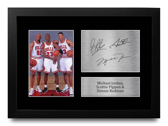 🏀🎁 HWC Trading FR A4 Michael Jordan Dennis Rodman und Scottie Pippen Chicago Bulls Geschenke Gedruckt, Signiert Autogramm Bild