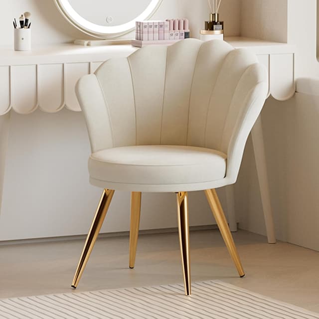 Eleganter Samtstuhl mit Muschelform und Gold Metallbeinen