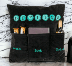 MIJOMA OFFLINE Kuschelkissen mit 3 Taschen 🛋️📚🥤 | 40x40 cm, 100% Polyester