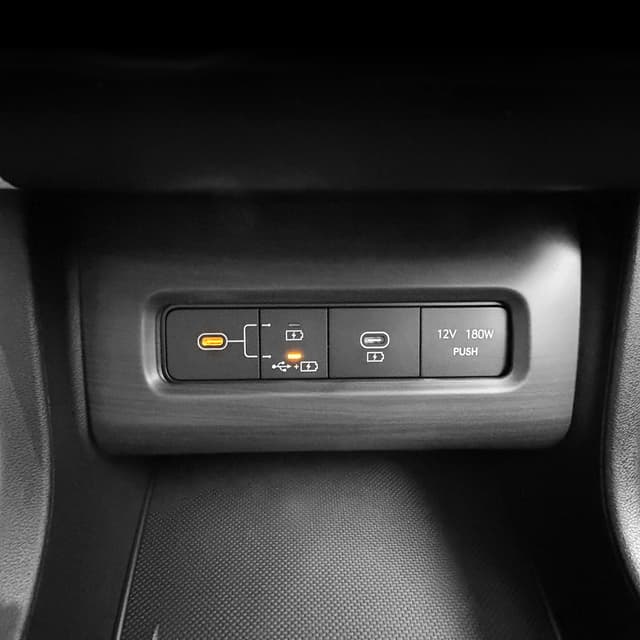 FUEISOF für Hyundai Tucson NX4 2025 Vorne USB-Aufladung Taste Panel Abdeckleiste (Holzmaserung)