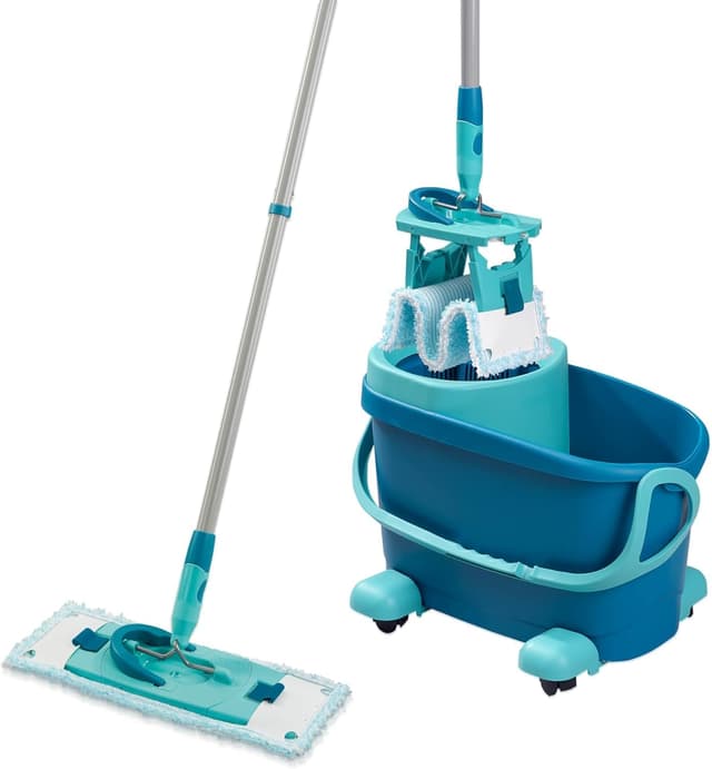 Leifheit Set CLEAN Twist M Flachwischer Ergo 2.0 mit Rollen, Bodenwischer mit Supersoft Bezug für nebelfeuchte Reinigung auf Parkett, Laminat und Echtholz, Mop mit Schleudertechnologie Eco Verpackung Set Clean Twist M Ergo 2.0 mit Rollen