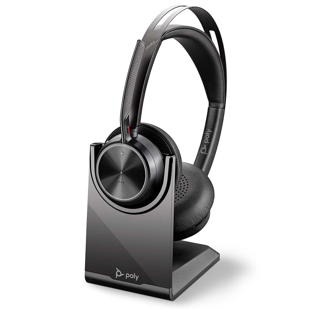 POLY Voyager Focus 2 USB-C Headset mit Ladestation und USB-C/A Adapter – Bluetooth, ANC, Acoustic Fence Technologie, bis zu 25 Stunden Sprechzeit, Schwarz