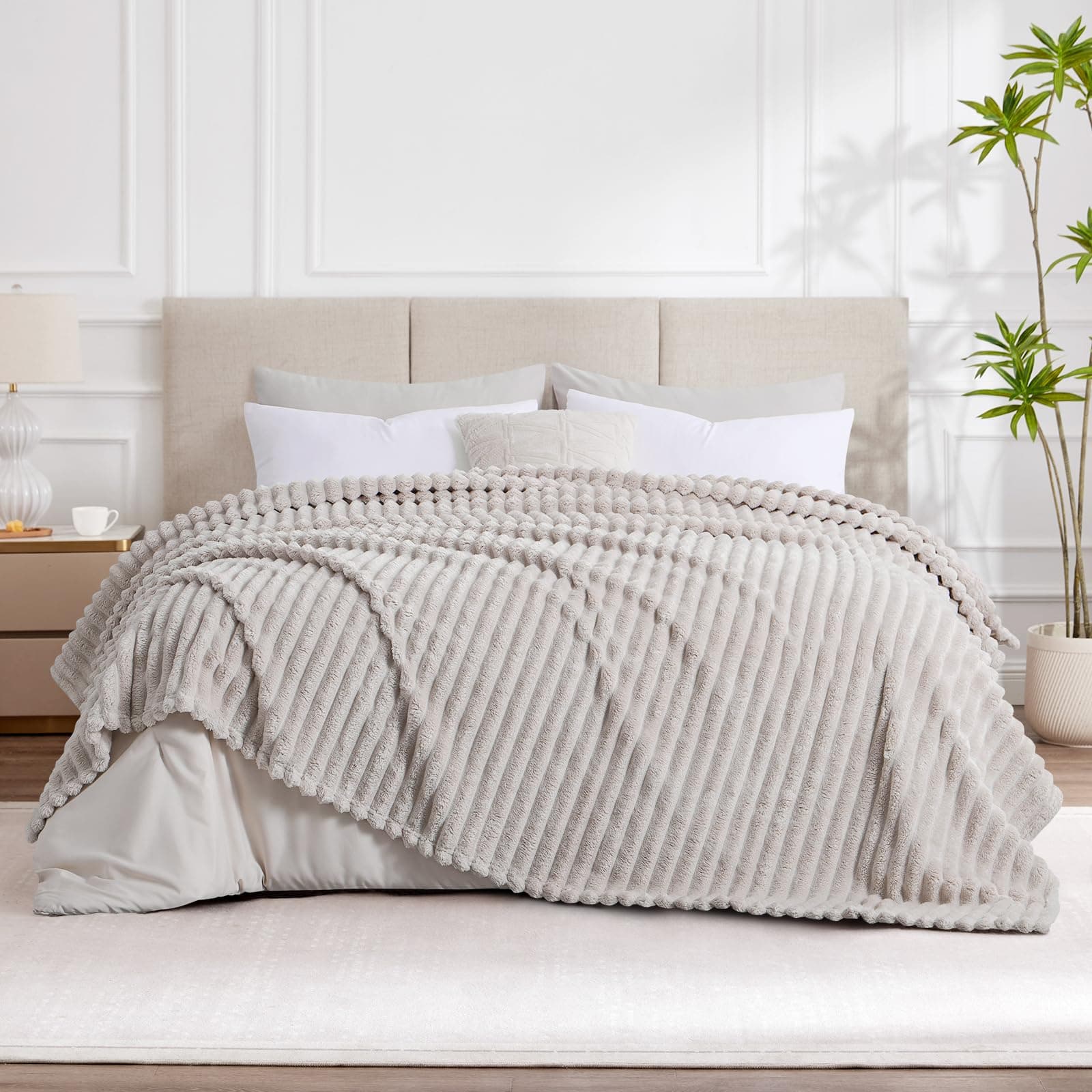 RUIKASI Kuscheldecke Flauschig Decke Beige - 220x240cm XXL Fleecedecke Sofadecke Couchdecke für Wohnzimmer Deko Blanket, Weiche Wolldecke Warme Korddecke als Tagesdecke 220 x 240 cm Beige