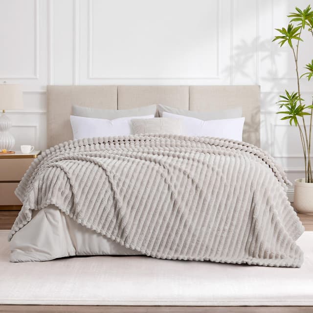 RUIKASI Kuscheldecke Flauschig Decke Beige - 220x240cm XXL Fleecedecke Sofadecke Couchdecke für Wohnzimmer Deko Blanket, Weiche Wolldecke Warme Korddecke als Tagesdecke 220 x 240 cm Beige