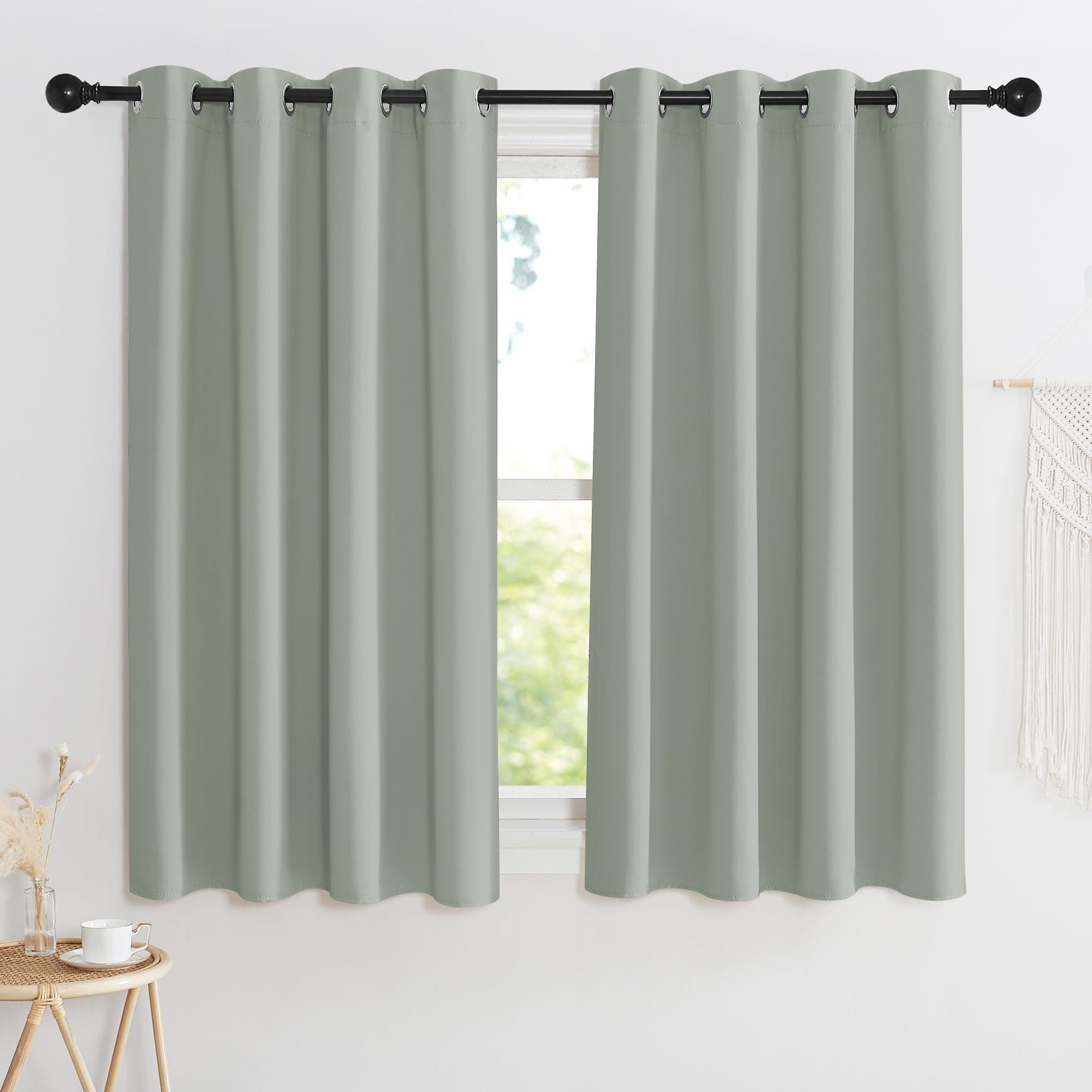 KGORGE Verdunkelungsvorhang Salbeigrün Ösen Schlafzimmer 2-Set 145 x 140 cm(HxB) Kurze Vorhänge Grün Blickdicht Thermovorhang Hitzeschutz Wohnzimmer Modern H145 x B140 cm (2er Pack) Salbeigrün