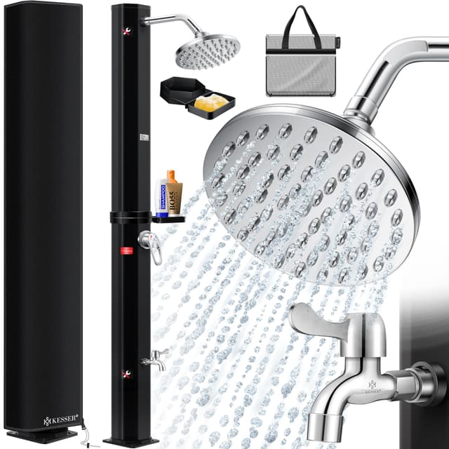 KESSER® Solardusche 40 Liter Solar Gartendusche inkl. Metall-Duschablage & Schutzhaube | warmes Wasser | max. 60°C | ohne Stromanschluss | Pooldusche Camping| Regenduschkopf und Wasserhahn | Schwarz 40 Liter Schwarz