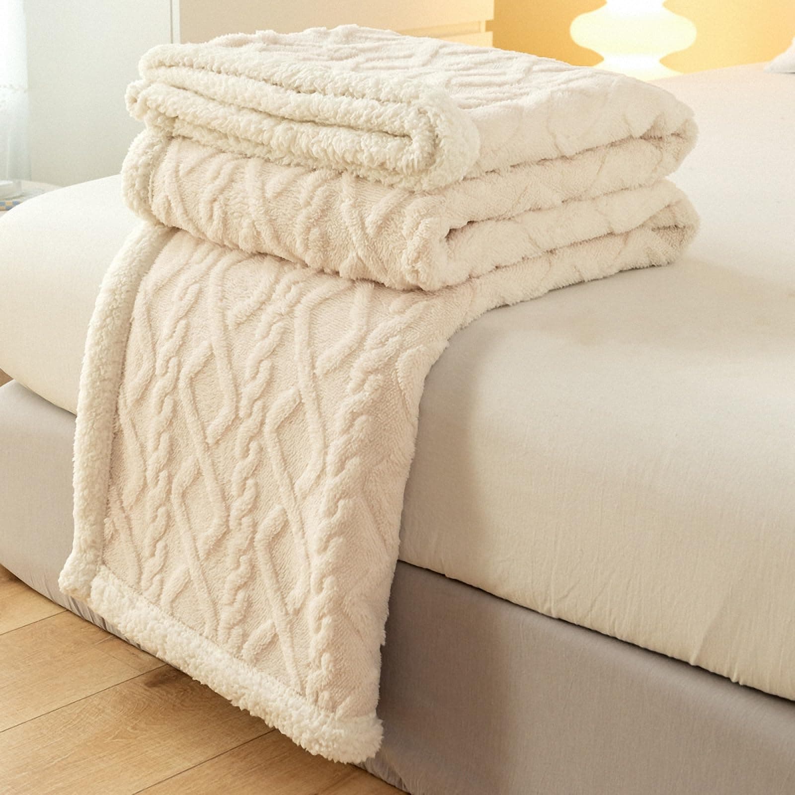 QOFLY Kuscheldecke Fleecedecke Flanell Decke 150x200 Pompoms Einfarbig Wohndecken Couchdecke Flauschig Überwurf Mikrofaser XL Tagesdecke Beige Elfenbein 150x200cm
