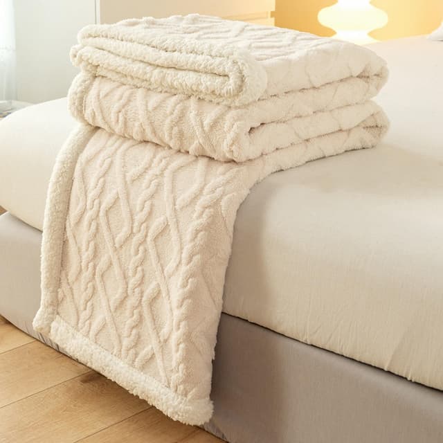 QOFLY Kuscheldecke Fleecedecke Flanell Decke 150x200 Pompoms Einfarbig Wohndecken Couchdecke Flauschig Überwurf Mikrofaser XL Tagesdecke Beige Elfenbein 150x200cm