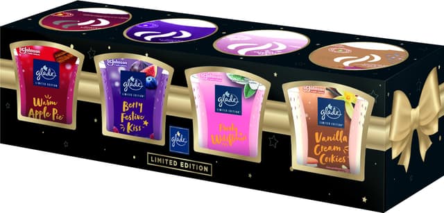 Glade (Brise) Geschenkset mit 4 Kerzen Duftkerzen im Glas 4er Set (4 x 112g) mit je einer Kerze pro Winterduft (Warm Apple Pie / Berry Festive Kiss / Vanilla Cream Cookies/ Frosty Wildflowers) Gift Set