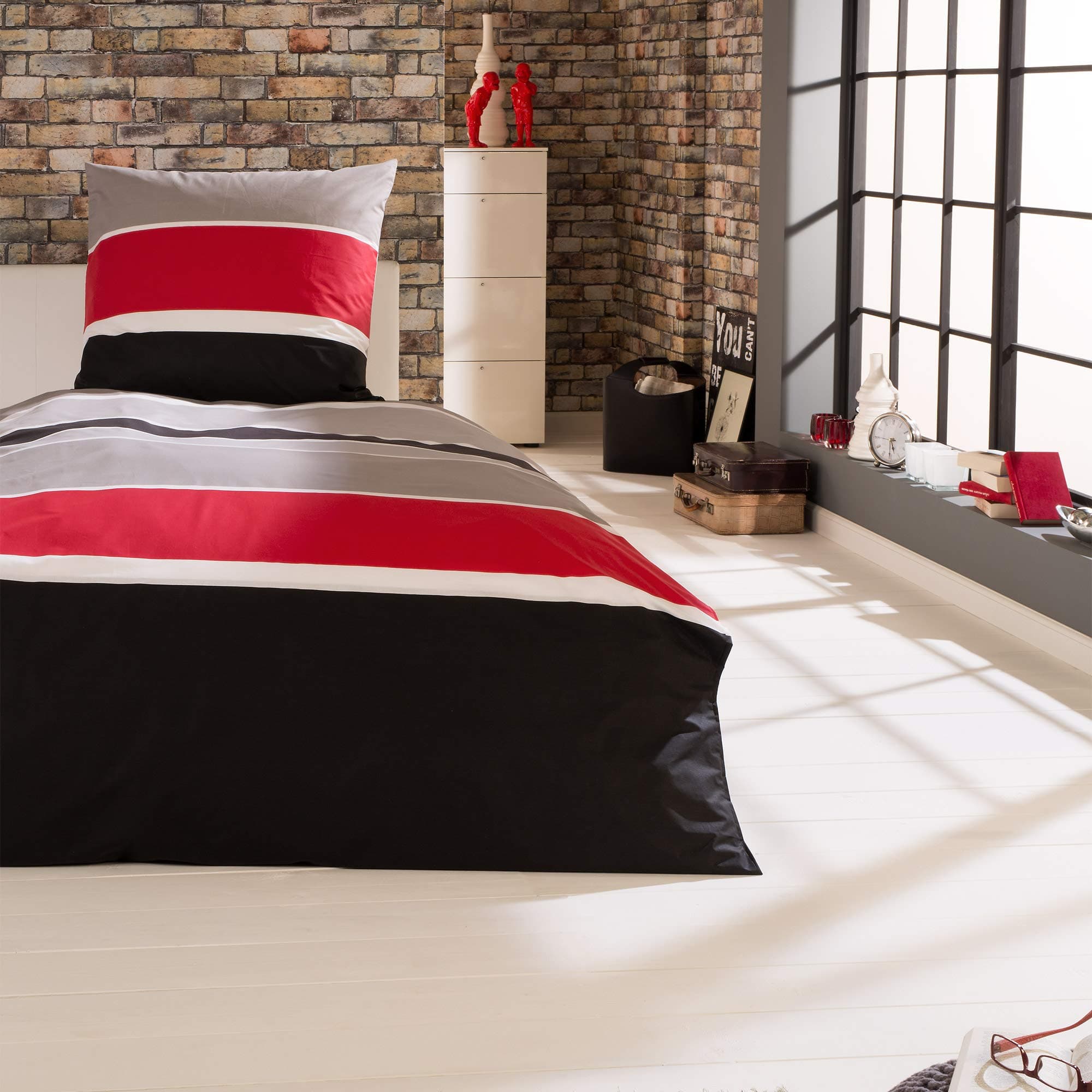 Beautissu Bettwäsche 155x220 Baumwolle 2teilig – 1x Gestreifter Bettbezug 155x220 & 1x Kissenbezug 80x80cm – Bettwaren & Bettwäsche-Sets Sommerbettwäsche Schwarz Rot Grau Weiß - Delia 1er Set 155x220 cm & 80x80 cm