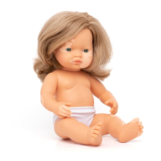 Miniland: Kaukasische dunkelblonde Babypuppe mit Vitiligo, 38cm, handgefertigt in Spanien aus weichem Vinyl Puppen.