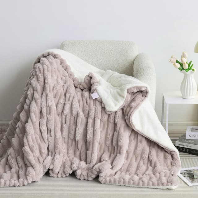 Kuscheldecke Flauschig mit Traumhaft Weiche Textur Extra Warm für Winter, ideal als Sofadecke und Bettüberwurf, Gute Geschenke für Frauen (Taupe Geometrie, 200x230cm) 200x230cm Taupe Geometrie