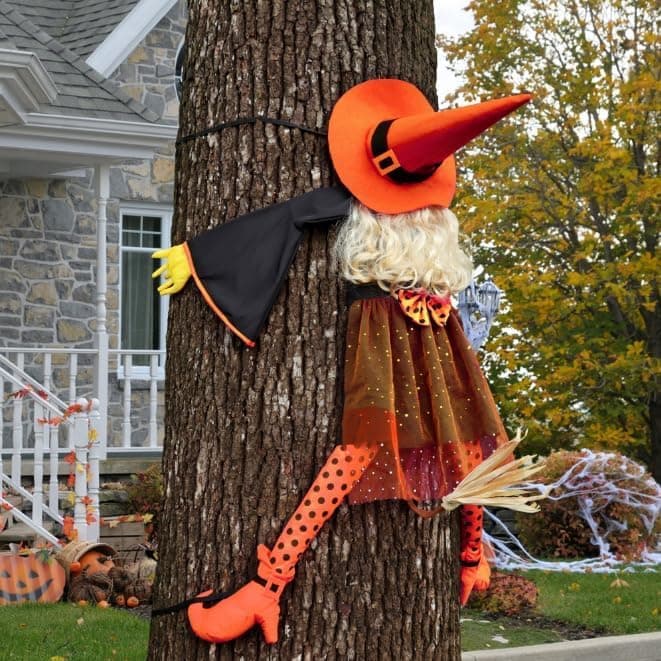 HOIIOH Halloween-Deko Outdoor – 135 cm Halloween Hexe Kracht gegen Baum, Witzige Fliegende Hexendeko zum Hängende für Garten, Vordervoranda, Gruselhaus, Outdoor/Indoor, Hof, Partydeko (Orange)