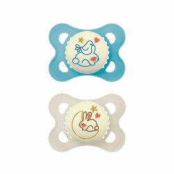MAM Original Night Schnuller im 2er-Set, leuchtender & zahnfreundlicher Baby Schnuller aus nachhaltigen & bio-erneuerbaren Materialien, mit Schnullerbox, 0-6 Monate, Hase/Mond Angebot bei HelloDeals