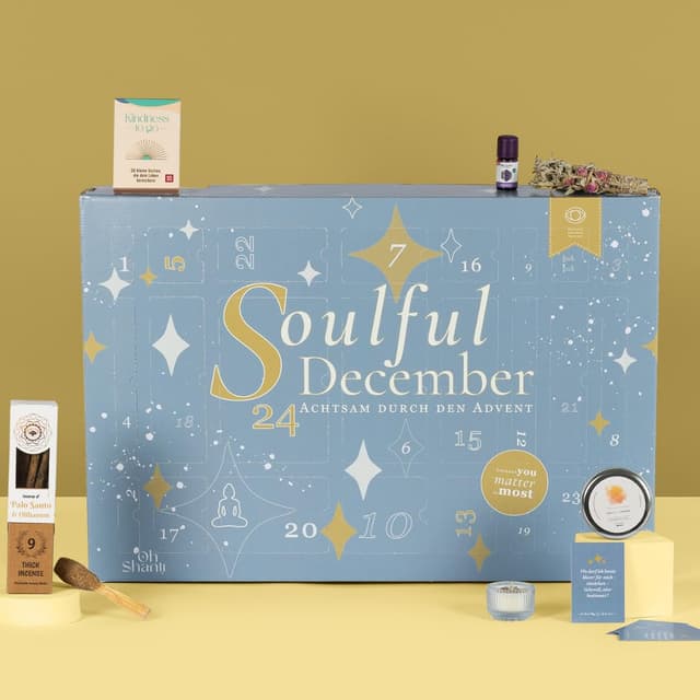 Oh Shanti® Adventskalender Selfcare 2025 | 24 hochwertige Produkte für Selbstfürsorge inkl. einer Affirmationskarte in jedem Törchen | Naturkosmetik, Kerzen, Edelsteinen & mehr | 100% Vegan, Beige