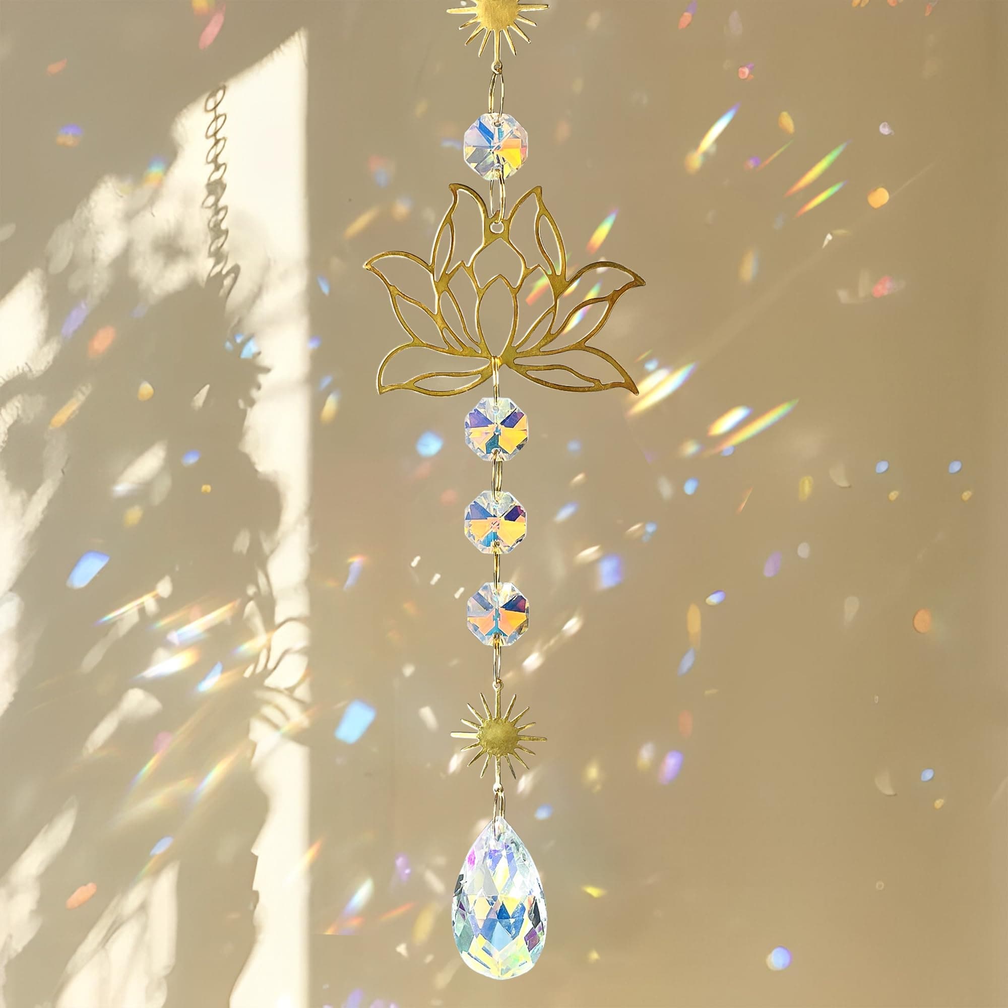 Lotusblüten Sonnenfänger mit Kristallprisma – Sonnenfänger Kristall für Fensterdeko – Eleganter Lotus Sonnenfängers aus Messing für Haus, Büro oder Auto – Glas Windspiel als Lichtfänger & Geschenkidee Angebot bei HelloDeals