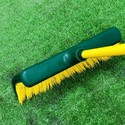 PLANTAWA Kunstrasen Besen | für die gründliche Reinigung von Kunstrasen und Straßen | strapazierfähig langlebig ergonomisch leicht zu bedienen | ideal für den Garten Balkon und Außenbereiche Angebot bei HelloDeals