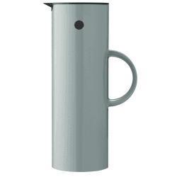 Stelton Isolierkanne EM77 - Doppelwandige Isolierkanne für heiße/kalte Getränke - Tee- & Kaffeekanne mit Glaseinsatz, Magnetverschluss, Schraubdeckel, Vintage-Design - 1 Liter, Dusty Green Angebot bei HelloDeals