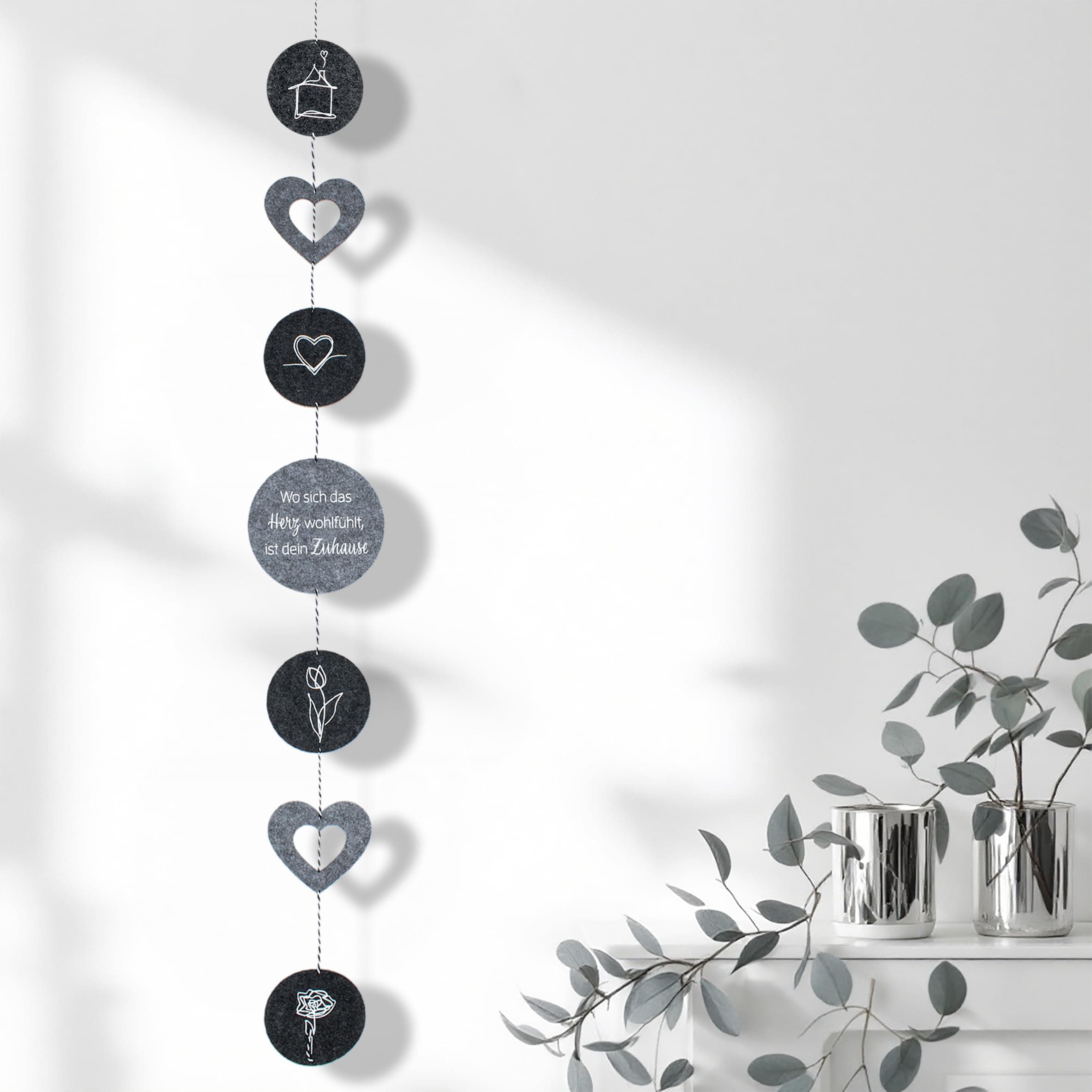 Spetebo Filzgirlande mit Spruch 1 Stück Motiv 2-Fach Sortiert - 145 cm - Deko Girlande aus Filz zum hängen - Raum Fenster Dekoration Windspiel Angebot bei HelloDeals