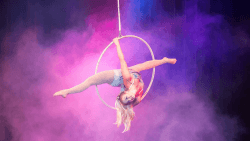 JOCHEN SCHWEIZER Geschenkgutschein: GOP Varieté-Theater für 2 Angebot bei HelloDeals