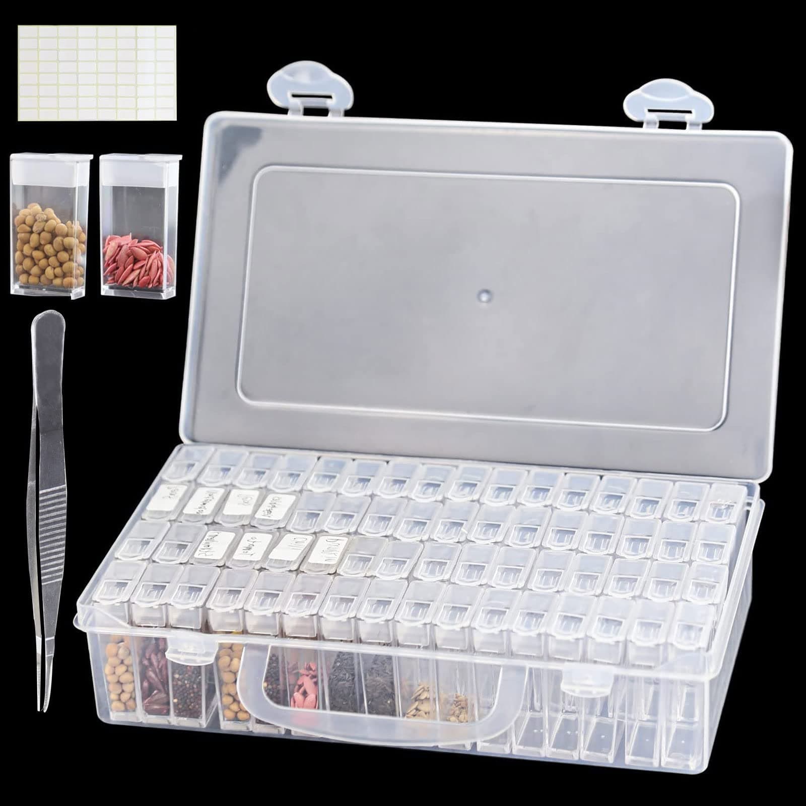 GAESHOW 64 Slots Samen Organizer, Kunststoff Saatgut Aufbewahrungsbox, Saatgut Box mit Pinzette und Label Aufkleber, Saatgut Container Lagerung für Blumensamen, Gemüsesamen, Obst Samen, Chili Samen Angebot bei HelloDeals